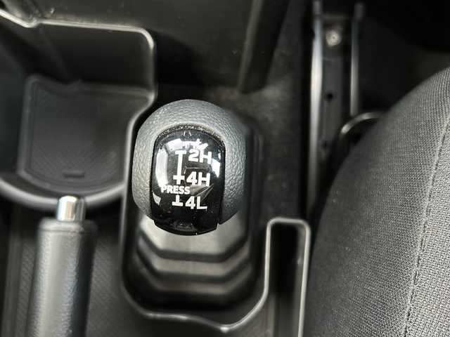 スズキ ジムニー XC 石川県 2022(令4)年 2.2万km シフォンアイボリーメタリックブラック2トーンルーフ 社外ディスプレイオーディオ/４WD/プッシュスタート/スマートキー/バックカメラ/背面タイヤ/オートライト/LEDライト/ETC/スペアキー/ダウンヒルアシスト