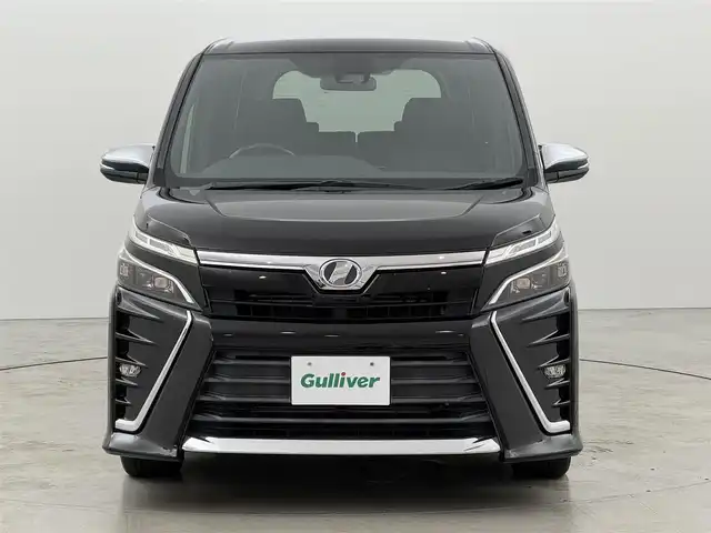 トヨタ ヴォクシー ZS 煌 福岡県 2018(平30)年 4.6万km ブラック 純正１０型ナビ（ＢＴ，フルセグＴＶ）　/バックカメラ　/ビルトインＥＴＣ　/クルーズコントロール　/衝突軽減ブレーキ　/レーンキープ　/先行車発進お知らせ　/ＭＴモード付き　/両側電動スライドドア　/純正１６インチＡＷ
