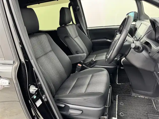 トヨタ ヴォクシー ZS 煌 福岡県 2018(平30)年 4.6万km ブラック 純正１０型ナビ（ＢＴ，フルセグＴＶ）　/バックカメラ　/ビルトインＥＴＣ　/クルーズコントロール　/衝突軽減ブレーキ　/レーンキープ　/先行車発進お知らせ　/ＭＴモード付き　/両側電動スライドドア　/純正１６インチＡＷ