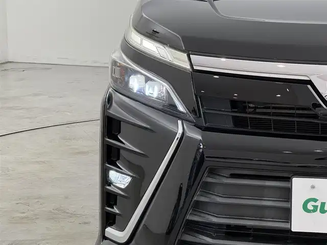 トヨタ ヴォクシー ZS 煌 福岡県 2018(平30)年 4.6万km ブラック 純正１０型ナビ（ＢＴ，フルセグＴＶ）　/バックカメラ　/ビルトインＥＴＣ　/クルーズコントロール　/衝突軽減ブレーキ　/レーンキープ　/先行車発進お知らせ　/ＭＴモード付き　/両側電動スライドドア　/純正１６インチＡＷ