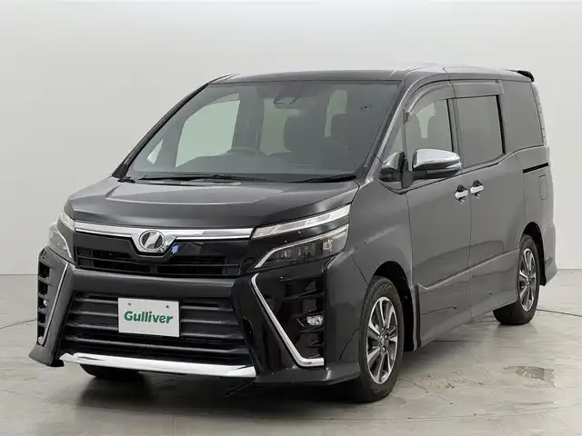 トヨタ ヴォクシー ZS 煌 福岡県 2018(平30)年 4.6万km ブラック 純正１０型ナビ（ＢＴ，フルセグＴＶ）　/バックカメラ　/ビルトインＥＴＣ　/クルーズコントロール　/衝突軽減ブレーキ　/レーンキープ　/先行車発進お知らせ　/ＭＴモード付き　/両側電動スライドドア　/純正１６インチＡＷ