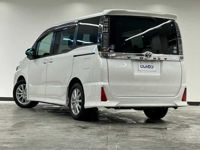 トヨタ ヴォクシー ZS 静岡県 2014(平26)年 13.4万km ホワイトパールクリスタルシャイン (株)IDOMが運営する【じしゃロン浜松店】の自社ローン専用車両になりますこちらは現金またはオートローンご利用時の価格です。自社ローンご希望の方は別途その旨お申付け下さい/純正メモリーナビ（NSZT-W62G）/CD/DVD/AM/FM/Bluetooth/サンルーフ/バックカメラ/フォグランプ/社外16inAW/フロアマット