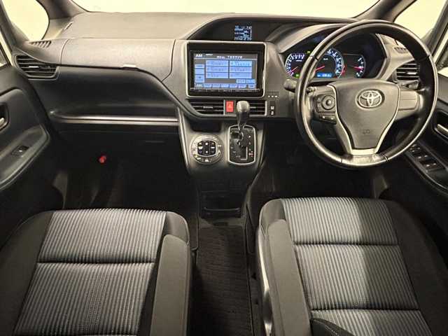 トヨタ ヴォクシー ZS 静岡県 2014(平26)年 13.4万km ホワイトパールクリスタルシャイン (株)IDOMが運営する【じしゃロン浜松店】の自社ローン専用車両になりますこちらは現金またはオートローンご利用時の価格です。自社ローンご希望の方は別途その旨お申付け下さい/純正メモリーナビ（NSZT-W62G）/CD/DVD/AM/FM/Bluetooth/サンルーフ/バックカメラ/フォグランプ/社外16inAW/フロアマット