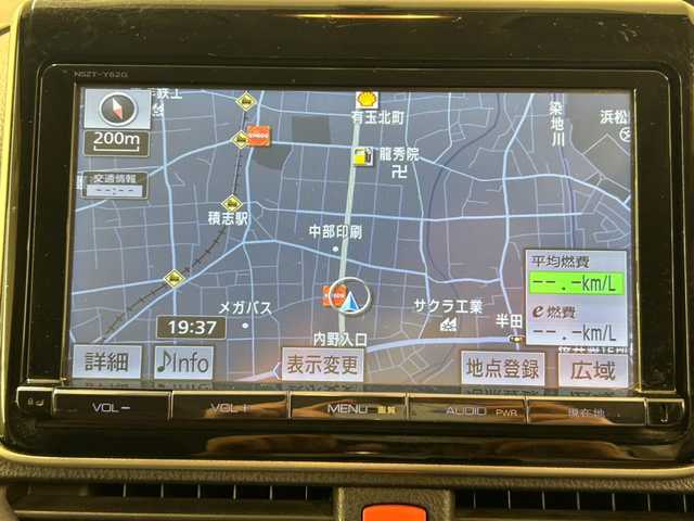 トヨタ ヴォクシー ZS 静岡県 2014(平26)年 13.4万km ホワイトパールクリスタルシャイン (株)IDOMが運営する【じしゃロン浜松店】の自社ローン専用車両になりますこちらは現金またはオートローンご利用時の価格です。自社ローンご希望の方は別途その旨お申付け下さい/純正メモリーナビ（NSZT-W62G）/CD/DVD/AM/FM/Bluetooth/サンルーフ/バックカメラ/フォグランプ/社外16inAW/フロアマット