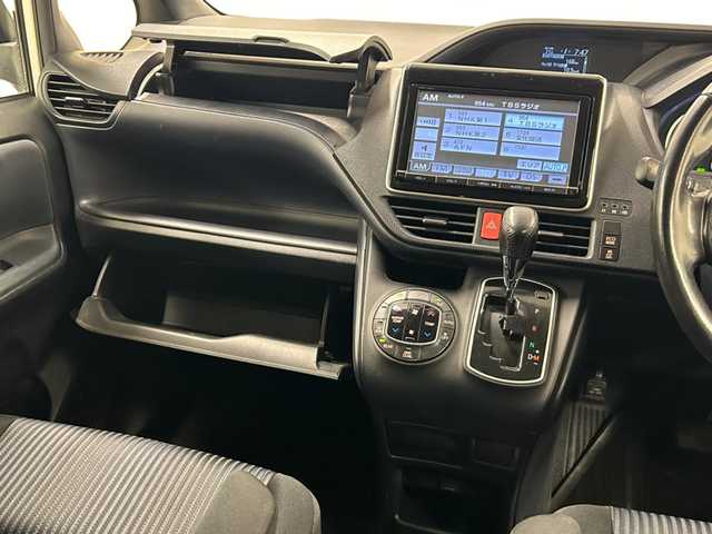 トヨタ ヴォクシー ZS 静岡県 2014(平26)年 13.4万km ホワイトパールクリスタルシャイン (株)IDOMが運営する【じしゃロン浜松店】の自社ローン専用車両になりますこちらは現金またはオートローンご利用時の価格です。自社ローンご希望の方は別途その旨お申付け下さい/純正メモリーナビ（NSZT-W62G）/CD/DVD/AM/FM/Bluetooth/サンルーフ/バックカメラ/フォグランプ/社外16inAW/フロアマット