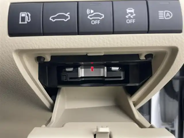 トヨタ カムリ G レザーパッケージ 岡山県 2017(平29)年 4.4万km プラチナホワイトパールマイカ トヨタセーフティーセンス/純正ナビ　/（CD/DVD/BT/SD/フルセグTV）/衝突軽減ブレーキ　/レーダークルーズコントロール　/本革シート/シートヒーター　/ビルドインＥＴＣ　/バックカメラ　/Ｂｌｕｅｔｏｏｔｈ　/フルセグＴＶ　/コーナーセンサー　/オートライト　/USB/スペアキー/スマートキー/チルトステアリング/ミラーヒーター/ブラインドスポットモニター/ISOFIX/パワーシート/プッシュスタート/取扱説明書/新車保証書/スマートキー×２
