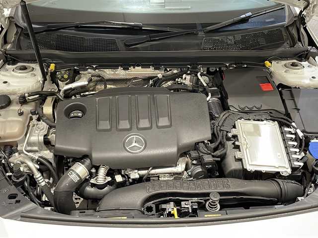 メルセデス・ベンツ Ｍ・ベンツ Ａ２００ｄ AMGライン 新潟県 2019(令1)年 3.6万km デジタルホワイト オプション/レーダーセーフティパッケージ/-アクティブディスタンスアシストディストロニック /-アクティブブレーキアシスト/-PRE SAFE/-アクティブブラインドスポットアシスト/-アクティブレーンキーピングアシスト/-アクティブステアリングアシスト/ナビゲーションパッケージ/AMGライン/-AMGスタイリングパッケージ/-ロゴ付きキャリパー/-ステンレスペダル/-本革スポーツステアリング/-レザーDINAMICAシート/-18インチアルミホイール/-マルチビームLEDヘッドライト/-アダプティブハイビームアシストプラス/主要装備/バックカメラ/ETC2.0/パドルシフト/パワーシート/シートヒーター/ドライブレコーダー/社外AWスタッドレスあり