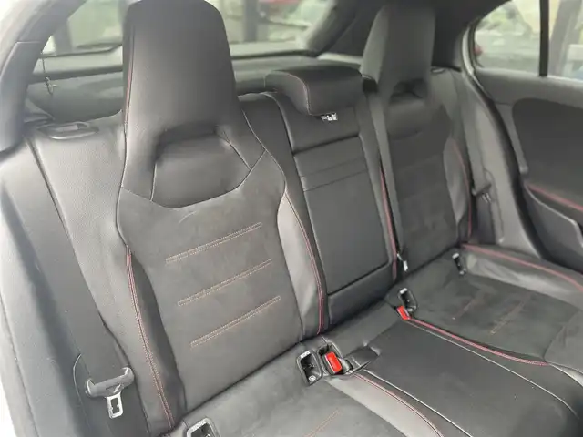 メルセデス・ベンツ Ｍ・ベンツ Ａ２００ｄ AMGライン 千葉県 2019(令1)年 3.7万km デジタルホワイト オプション/レーダーセーフティパッケージ/-アクティブディスタンスアシストディストロニック /-アクティブブレーキアシスト/-PRE SAFE/-アクティブブラインドスポットアシスト/-アクティブレーンキーピングアシスト/-アクティブステアリングアシスト/ナビゲーションパッケージ/AMGライン/-AMGスタイリングパッケージ/-ロゴ付きキャリパー/-ステンレスペダル/-本革スポーツステアリング/-レザーDINAMICAシート/-18インチアルミホイール/-マルチビームLEDヘッドライト/-アダプティブハイビームアシストプラス/主要装備/バックカメラ/ETC2.0/パドルシフト/パワーシート/シートヒーター/ドライブレコーダー/社外AWスタッドレスあり