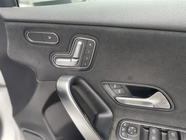 メルセデス・ベンツ Ｍ・ベンツ Ａ２００ｄ AMGライン 千葉県 2019(令1)年 3.7万km デジタルホワイト オプション/レーダーセーフティパッケージ/-アクティブディスタンスアシストディストロニック /-アクティブブレーキアシスト/-PRE SAFE/-アクティブブラインドスポットアシスト/-アクティブレーンキーピングアシスト/-アクティブステアリングアシスト/ナビゲーションパッケージ/AMGライン/-AMGスタイリングパッケージ/-ロゴ付きキャリパー/-ステンレスペダル/-本革スポーツステアリング/-レザーDINAMICAシート/-18インチアルミホイール/-マルチビームLEDヘッドライト/-アダプティブハイビームアシストプラス/主要装備/バックカメラ/ETC2.0/パドルシフト/パワーシート/シートヒーター/ドライブレコーダー/社外AWスタッドレスあり