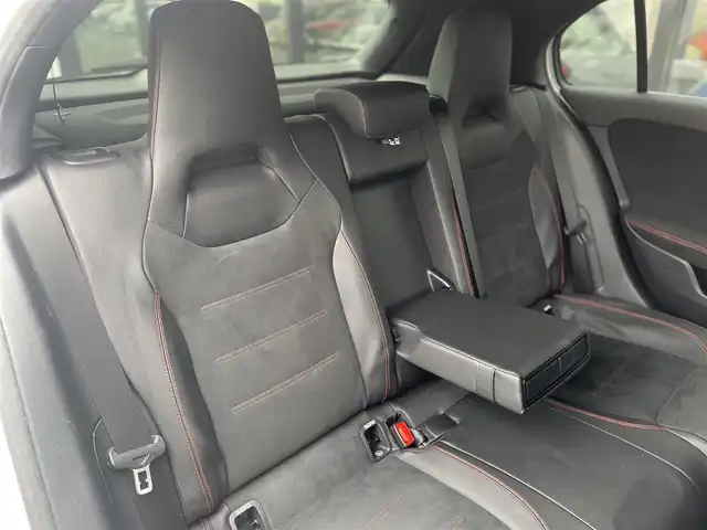 メルセデス・ベンツ Ｍ・ベンツ Ａ２００ｄ AMGライン 千葉県 2019(令1)年 3.7万km デジタルホワイト オプション/レーダーセーフティパッケージ/-アクティブディスタンスアシストディストロニック /-アクティブブレーキアシスト/-PRE SAFE/-アクティブブラインドスポットアシスト/-アクティブレーンキーピングアシスト/-アクティブステアリングアシスト/ナビゲーションパッケージ/AMGライン/-AMGスタイリングパッケージ/-ロゴ付きキャリパー/-ステンレスペダル/-本革スポーツステアリング/-レザーDINAMICAシート/-18インチアルミホイール/-マルチビームLEDヘッドライト/-アダプティブハイビームアシストプラス/主要装備/バックカメラ/ETC2.0/パドルシフト/パワーシート/シートヒーター/ドライブレコーダー/社外AWスタッドレスあり