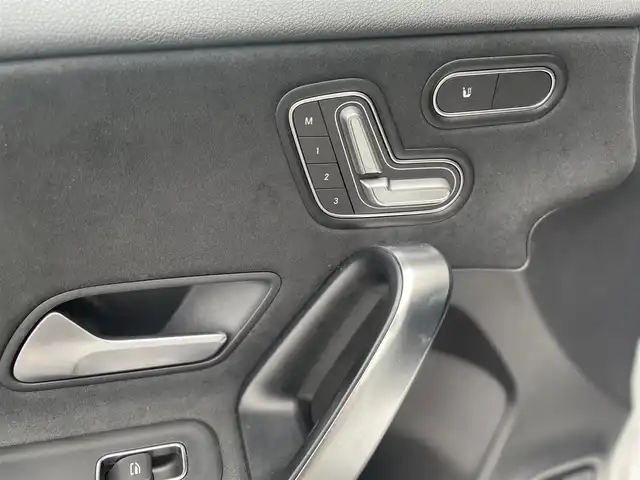 メルセデス・ベンツ Ｍ・ベンツ Ａ２００ｄ AMGライン 千葉県 2019(令1)年 3.7万km デジタルホワイト オプション/レーダーセーフティパッケージ/-アクティブディスタンスアシストディストロニック /-アクティブブレーキアシスト/-PRE SAFE/-アクティブブラインドスポットアシスト/-アクティブレーンキーピングアシスト/-アクティブステアリングアシスト/ナビゲーションパッケージ/AMGライン/-AMGスタイリングパッケージ/-ロゴ付きキャリパー/-ステンレスペダル/-本革スポーツステアリング/-レザーDINAMICAシート/-18インチアルミホイール/-マルチビームLEDヘッドライト/-アダプティブハイビームアシストプラス/主要装備/バックカメラ/ETC2.0/パドルシフト/パワーシート/シートヒーター/ドライブレコーダー/社外AWスタッドレスあり