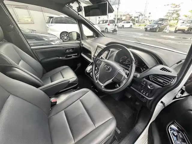 トヨタ エスクァイア Gi 福島県 2019(令1)年 3.7万km ホワイトパールクリスタルシャイン 純正9インチナビ/(FM/AM/CD/DVD/USB/TV/BT)/バックカメラ/フリップダウンモニター/ETC/前後ドライブレコーダー/モデリスタフロントスポイラー/両側パワースライドドア/前席シートヒーター/プリクラッシュセーフティ/レーンディパーチャーアラート/クルーズコントロール/クリアランスソナー/LEDヘッドライト/フォグライト/オートライト/オートマチックハイビーム/純正アルミ/純正フロアマット/ドアバイザー/アイドリングストップ/ステアリングスイッチ/横滑り防止装置