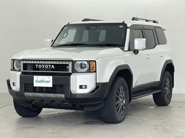 トヨタ ランドクルーザー ２５０ VX 群馬県 2024(令6)年 0.2万km プラチナホワイトパールマイカ チルト&スライド電動ムーンルーフ（挟み込み防止機能付）/丸目型Bi-Beam LEDヘッドランプ/（オートレベリング機能付）/＝＝＝＝＝/純正ディスプレイオーディオ（コネクティッドナビ対応）/・トヨタプレミアムサウンドシステム/(10スピーカー/8chオーディオアンプ）/・12.3インチHDディスプレイ/・USB入力(動画・音楽　再生/給電）/・Bluetooth(ハンズフリー/オーディオ）/・フルセグTV/・スマートフォン連携/Apple Car Play/Android Auto/Miracast/＝＝＝＝＝/電動ムーンルーフ　純正１２．３インチディスプレイオーディオ　コネクティッドナビ　全周囲モニター　黒本革シート　シートベンチレーション　丸目型ＬＥＤヘッドライト　デジタルインナーミラー　ＥＴＣ　禁煙車