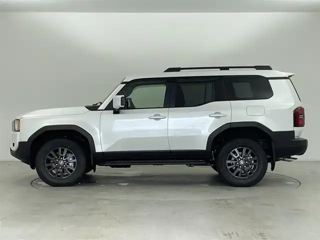 トヨタ ランドクルーザー ２５０ VX 群馬県 2024(令6)年 0.2万km プラチナホワイトパールマイカ チルト&スライド電動ムーンルーフ（挟み込み防止機能付）/丸目型Bi-Beam LEDヘッドランプ/（オートレベリング機能付）/＝＝＝＝＝/純正ディスプレイオーディオ（コネクティッドナビ対応）/・トヨタプレミアムサウンドシステム/(10スピーカー/8chオーディオアンプ）/・12.3インチHDディスプレイ/・USB入力(動画・音楽　再生/給電）/・Bluetooth(ハンズフリー/オーディオ）/・フルセグTV/・スマートフォン連携/Apple Car Play/Android Auto/Miracast/＝＝＝＝＝/電動ムーンルーフ　純正１２．３インチディスプレイオーディオ　コネクティッドナビ　全周囲モニター　黒本革シート　シートベンチレーション　丸目型ＬＥＤヘッドライト　デジタルインナーミラー　ＥＴＣ　禁煙車