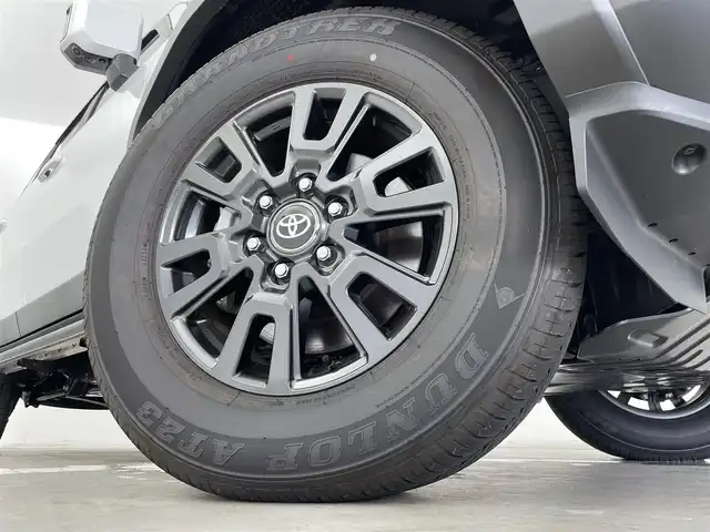 トヨタ ランドクルーザー ２５０ VX 群馬県 2024(令6)年 0.2万km プラチナホワイトパールマイカ チルト&スライド電動ムーンルーフ（挟み込み防止機能付）/丸目型Bi-Beam LEDヘッドランプ/（オートレベリング機能付）/＝＝＝＝＝/純正ディスプレイオーディオ（コネクティッドナビ対応）/・トヨタプレミアムサウンドシステム/(10スピーカー/8chオーディオアンプ）/・12.3インチHDディスプレイ/・USB入力(動画・音楽　再生/給電）/・Bluetooth(ハンズフリー/オーディオ）/・フルセグTV/・スマートフォン連携/Apple Car Play/Android Auto/Miracast/＝＝＝＝＝/電動ムーンルーフ　純正１２．３インチディスプレイオーディオ　コネクティッドナビ　全周囲モニター　黒本革シート　シートベンチレーション　丸目型ＬＥＤヘッドライト　デジタルインナーミラー　ＥＴＣ　禁煙車