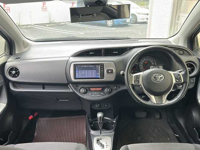 トヨタ ヴィッツ U 神奈川県 2016(平28)年 2.9万km シルバーM ワンオーナー/純正ナビ/ワンセグTV/バックカメラ/ETC/アイドリングストップ/D席シートヒーター/スマートキー/純正フロアマット/取扱説明書/保証書