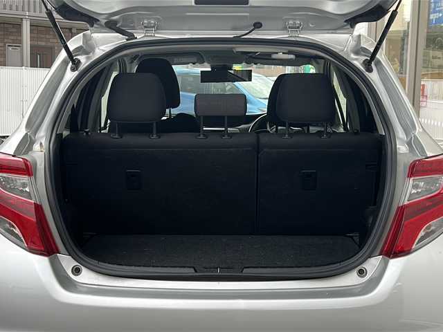 トヨタ ヴィッツ U 神奈川県 2016(平28)年 2.9万km シルバーM ワンオーナー/純正ナビ/ワンセグTV/バックカメラ/ETC/アイドリングストップ/D席シートヒーター/スマートキー/純正フロアマット/取扱説明書/保証書