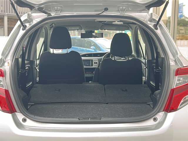 トヨタ ヴィッツ U 神奈川県 2016(平28)年 2.9万km シルバーM ワンオーナー/純正ナビ/ワンセグTV/バックカメラ/ETC/アイドリングストップ/D席シートヒーター/スマートキー/純正フロアマット/取扱説明書/保証書