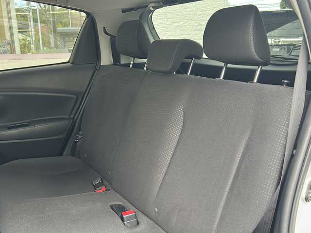 トヨタ ヴィッツ U 神奈川県 2016(平28)年 2.9万km シルバーM ワンオーナー/純正ナビ/ワンセグTV/バックカメラ/ETC/アイドリングストップ/D席シートヒーター/スマートキー/純正フロアマット/取扱説明書/保証書