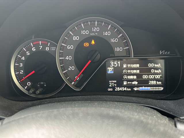 トヨタ ヴィッツ U 神奈川県 2016(平28)年 2.9万km シルバーM ワンオーナー/純正ナビ/ワンセグTV/バックカメラ/ETC/アイドリングストップ/D席シートヒーター/スマートキー/純正フロアマット/取扱説明書/保証書