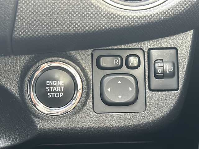 トヨタ ヴィッツ U 神奈川県 2016(平28)年 2.9万km シルバーM ワンオーナー/純正ナビ/ワンセグTV/バックカメラ/ETC/アイドリングストップ/D席シートヒーター/スマートキー/純正フロアマット/取扱説明書/保証書