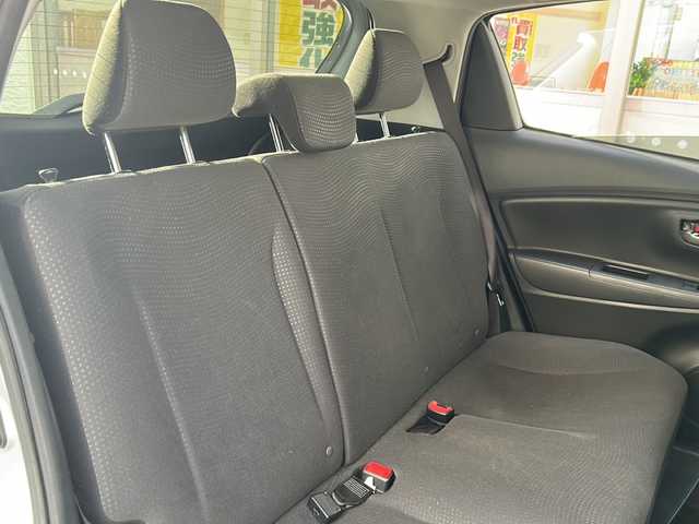 トヨタ ヴィッツ U 神奈川県 2016(平28)年 2.9万km シルバーM ワンオーナー/純正ナビ/ワンセグTV/バックカメラ/ETC/アイドリングストップ/D席シートヒーター/スマートキー/純正フロアマット/取扱説明書/保証書