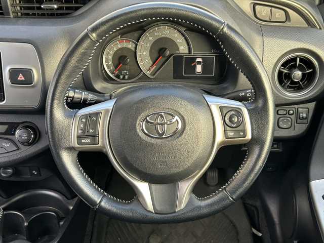 トヨタ ヴィッツ U 神奈川県 2016(平28)年 2.9万km シルバーM ワンオーナー/純正ナビ/ワンセグTV/バックカメラ/ETC/アイドリングストップ/D席シートヒーター/スマートキー/純正フロアマット/取扱説明書/保証書