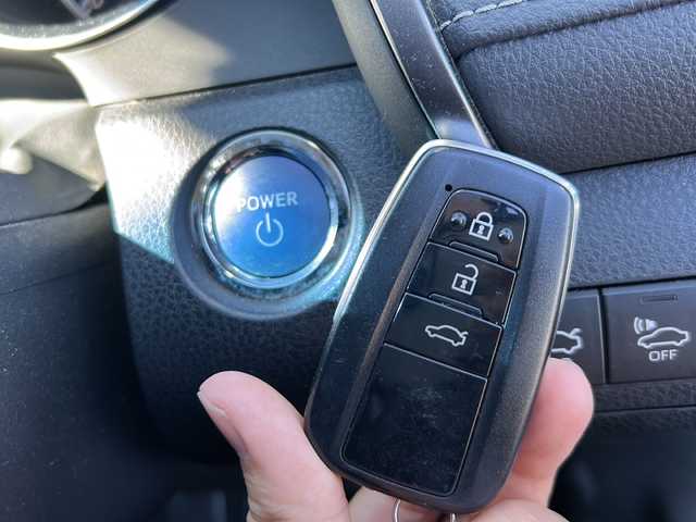 トヨタ カムリ WS 岐阜県 2019(平31)年 4.6万km プラチナホワイトパールマイカ 登録時走行距離45835km/純正８型ナビ/フルセグＴＶ/バックカメラ/クルーズコントロール/ドライブレコーダー/前後コーナーセンサー/レーンキープアシスト/ハーフレザーシート/ビルトインＥＴＣ/ドアバイザー/ＬＥＤヘッドライト/オートライト/オートマチックハイビーム/フロントフォグランプ/プッシュスタート/スマートキー/スペアキー/純正アルミホイール/社外フロアマット/アイドリングストップ