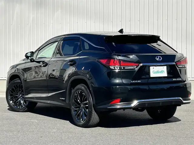 レクサス ＲＸ 450h ブラックツアラー 群馬県 2022(令4)年 2.6万km グラファイトブラックガラスフレーク 純正メモリーナビ/（AM/FM/DISC/USB/Bluetooth/フルセグTV）/Lexus Safty System+/・プリクラッシュセーフティ/・レーンキープアシスト/・赤信号注意喚起/・信号待ち発進準備案内/・緊急車両存在通知/・一時停止注意喚起/・前方停止車両存在案内/・わき道車両存在案内/・追従クルコン/・クリアランスソナー/・ブラインドスポットモニター/パノラミックビューモニター/ヘッドアップディスプレイ/サンルーフ/LEDヘッドライト/オートハイビーム/オートライト/フォグランプ/リアサンシェード/100V電源/前後ドラレコ/電子パーキングブレーキ/オートホールド/パドルシフト/チルトテレスコピックステアリング/ステアリングヒーター/オートワイパー/専用フロントロアバンパー/専用ブラック本木目インテリアパネル/専用ブラックウッドコンビステアリング/専用ブラックスパッタリングアルミホイール/セミアニリン本革シート/D＋N席メモリー機能付きパワーシート/純正自動防眩ミラー/純正フロアマット/TVキャンセラー/取扱説明書/記録簿/保証書/スペアキー/カードキー