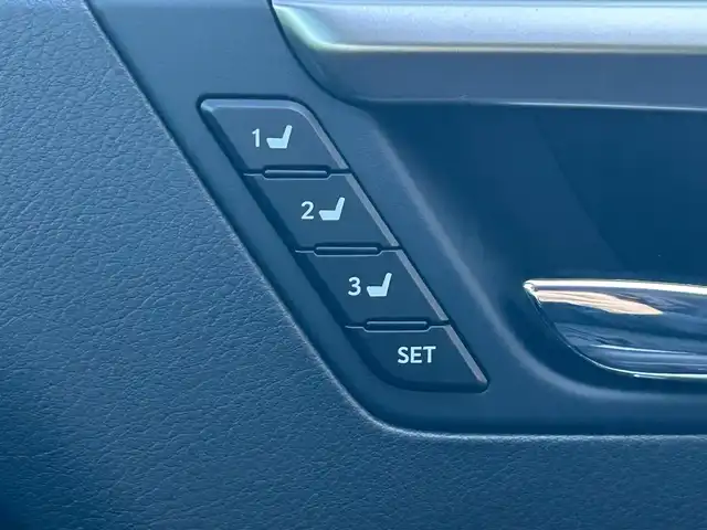 レクサス ＲＸ 450h ブラックツアラー 群馬県 2022(令4)年 2.6万km グラファイトブラックガラスフレーク 純正メモリーナビ/（AM/FM/DISC/USB/Bluetooth/フルセグTV）/Lexus Safty System+/・プリクラッシュセーフティ/・レーンキープアシスト/・赤信号注意喚起/・信号待ち発進準備案内/・緊急車両存在通知/・一時停止注意喚起/・前方停止車両存在案内/・わき道車両存在案内/・追従クルコン/・クリアランスソナー/・ブラインドスポットモニター/パノラミックビューモニター/ヘッドアップディスプレイ/サンルーフ/LEDヘッドライト/オートハイビーム/オートライト/フォグランプ/リアサンシェード/100V電源/前後ドラレコ/電子パーキングブレーキ/オートホールド/パドルシフト/チルトテレスコピックステアリング/ステアリングヒーター/オートワイパー/専用フロントロアバンパー/専用ブラック本木目インテリアパネル/専用ブラックウッドコンビステアリング/専用ブラックスパッタリングアルミホイール/セミアニリン本革シート/D＋N席メモリー機能付きパワーシート/純正自動防眩ミラー/純正フロアマット/TVキャンセラー/取扱説明書/記録簿/保証書/スペアキー/カードキー