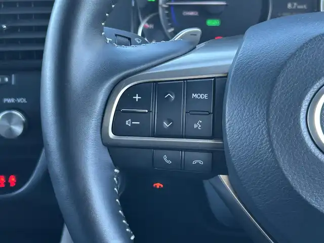 レクサス ＲＸ 450h ブラックツアラー 群馬県 2022(令4)年 2.6万km グラファイトブラックガラスフレーク 純正メモリーナビ/（AM/FM/DISC/USB/Bluetooth/フルセグTV）/Lexus Safty System+/・プリクラッシュセーフティ/・レーンキープアシスト/・赤信号注意喚起/・信号待ち発進準備案内/・緊急車両存在通知/・一時停止注意喚起/・前方停止車両存在案内/・わき道車両存在案内/・追従クルコン/・クリアランスソナー/・ブラインドスポットモニター/パノラミックビューモニター/ヘッドアップディスプレイ/サンルーフ/LEDヘッドライト/オートハイビーム/オートライト/フォグランプ/リアサンシェード/100V電源/前後ドラレコ/電子パーキングブレーキ/オートホールド/パドルシフト/チルトテレスコピックステアリング/ステアリングヒーター/オートワイパー/専用フロントロアバンパー/専用ブラック本木目インテリアパネル/専用ブラックウッドコンビステアリング/専用ブラックスパッタリングアルミホイール/セミアニリン本革シート/D＋N席メモリー機能付きパワーシート/純正自動防眩ミラー/純正フロアマット/TVキャンセラー/取扱説明書/記録簿/保証書/スペアキー/カードキー