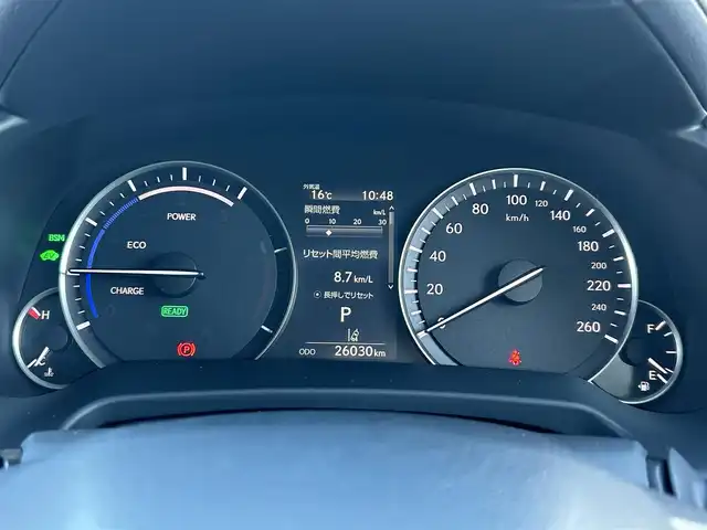 レクサス ＲＸ 450h ブラックツアラー 群馬県 2022(令4)年 2.6万km グラファイトブラックガラスフレーク 純正メモリーナビ/（AM/FM/DISC/USB/Bluetooth/フルセグTV）/Lexus Safty System+/・プリクラッシュセーフティ/・レーンキープアシスト/・赤信号注意喚起/・信号待ち発進準備案内/・緊急車両存在通知/・一時停止注意喚起/・前方停止車両存在案内/・わき道車両存在案内/・追従クルコン/・クリアランスソナー/・ブラインドスポットモニター/パノラミックビューモニター/ヘッドアップディスプレイ/サンルーフ/LEDヘッドライト/オートハイビーム/オートライト/フォグランプ/リアサンシェード/100V電源/前後ドラレコ/電子パーキングブレーキ/オートホールド/パドルシフト/チルトテレスコピックステアリング/ステアリングヒーター/オートワイパー/専用フロントロアバンパー/専用ブラック本木目インテリアパネル/専用ブラックウッドコンビステアリング/専用ブラックスパッタリングアルミホイール/セミアニリン本革シート/D＋N席メモリー機能付きパワーシート/純正自動防眩ミラー/純正フロアマット/TVキャンセラー/取扱説明書/記録簿/保証書/スペアキー/カードキー