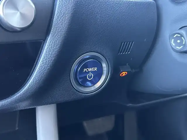 レクサス ＲＸ 450h ブラックツアラー 群馬県 2022(令4)年 2.6万km グラファイトブラックガラスフレーク 純正メモリーナビ/（AM/FM/DISC/USB/Bluetooth/フルセグTV）/Lexus Safty System+/・プリクラッシュセーフティ/・レーンキープアシスト/・赤信号注意喚起/・信号待ち発進準備案内/・緊急車両存在通知/・一時停止注意喚起/・前方停止車両存在案内/・わき道車両存在案内/・追従クルコン/・クリアランスソナー/・ブラインドスポットモニター/パノラミックビューモニター/ヘッドアップディスプレイ/サンルーフ/LEDヘッドライト/オートハイビーム/オートライト/フォグランプ/リアサンシェード/100V電源/前後ドラレコ/電子パーキングブレーキ/オートホールド/パドルシフト/チルトテレスコピックステアリング/ステアリングヒーター/オートワイパー/専用フロントロアバンパー/専用ブラック本木目インテリアパネル/専用ブラックウッドコンビステアリング/専用ブラックスパッタリングアルミホイール/セミアニリン本革シート/D＋N席メモリー機能付きパワーシート/純正自動防眩ミラー/純正フロアマット/TVキャンセラー/取扱説明書/記録簿/保証書/スペアキー/カードキー