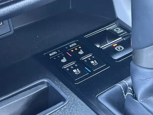 レクサス ＲＸ 450h ブラックツアラー 群馬県 2022(令4)年 2.6万km グラファイトブラックガラスフレーク 純正メモリーナビ/（AM/FM/DISC/USB/Bluetooth/フルセグTV）/Lexus Safty System+/・プリクラッシュセーフティ/・レーンキープアシスト/・赤信号注意喚起/・信号待ち発進準備案内/・緊急車両存在通知/・一時停止注意喚起/・前方停止車両存在案内/・わき道車両存在案内/・追従クルコン/・クリアランスソナー/・ブラインドスポットモニター/パノラミックビューモニター/ヘッドアップディスプレイ/サンルーフ/LEDヘッドライト/オートハイビーム/オートライト/フォグランプ/リアサンシェード/100V電源/前後ドラレコ/電子パーキングブレーキ/オートホールド/パドルシフト/チルトテレスコピックステアリング/ステアリングヒーター/オートワイパー/専用フロントロアバンパー/専用ブラック本木目インテリアパネル/専用ブラックウッドコンビステアリング/専用ブラックスパッタリングアルミホイール/セミアニリン本革シート/D＋N席メモリー機能付きパワーシート/純正自動防眩ミラー/純正フロアマット/TVキャンセラー/取扱説明書/記録簿/保証書/スペアキー/カードキー