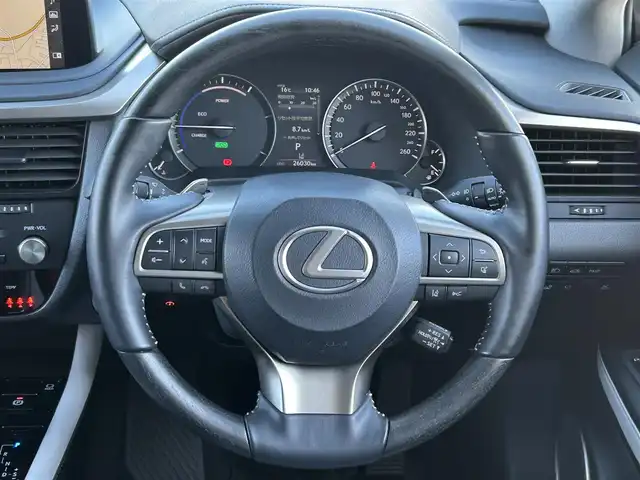 レクサス ＲＸ 450h ブラックツアラー 群馬県 2022(令4)年 2.6万km グラファイトブラックガラスフレーク 純正メモリーナビ/（AM/FM/DISC/USB/Bluetooth/フルセグTV）/Lexus Safty System+/・プリクラッシュセーフティ/・レーンキープアシスト/・赤信号注意喚起/・信号待ち発進準備案内/・緊急車両存在通知/・一時停止注意喚起/・前方停止車両存在案内/・わき道車両存在案内/・追従クルコン/・クリアランスソナー/・ブラインドスポットモニター/パノラミックビューモニター/ヘッドアップディスプレイ/サンルーフ/LEDヘッドライト/オートハイビーム/オートライト/フォグランプ/リアサンシェード/100V電源/前後ドラレコ/電子パーキングブレーキ/オートホールド/パドルシフト/チルトテレスコピックステアリング/ステアリングヒーター/オートワイパー/専用フロントロアバンパー/専用ブラック本木目インテリアパネル/専用ブラックウッドコンビステアリング/専用ブラックスパッタリングアルミホイール/セミアニリン本革シート/D＋N席メモリー機能付きパワーシート/純正自動防眩ミラー/純正フロアマット/TVキャンセラー/取扱説明書/記録簿/保証書/スペアキー/カードキー