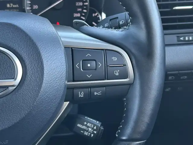 レクサス ＲＸ 450h ブラックツアラー 群馬県 2022(令4)年 2.6万km グラファイトブラックガラスフレーク 純正メモリーナビ/（AM/FM/DISC/USB/Bluetooth/フルセグTV）/Lexus Safty System+/・プリクラッシュセーフティ/・レーンキープアシスト/・赤信号注意喚起/・信号待ち発進準備案内/・緊急車両存在通知/・一時停止注意喚起/・前方停止車両存在案内/・わき道車両存在案内/・追従クルコン/・クリアランスソナー/・ブラインドスポットモニター/パノラミックビューモニター/ヘッドアップディスプレイ/サンルーフ/LEDヘッドライト/オートハイビーム/オートライト/フォグランプ/リアサンシェード/100V電源/前後ドラレコ/電子パーキングブレーキ/オートホールド/パドルシフト/チルトテレスコピックステアリング/ステアリングヒーター/オートワイパー/専用フロントロアバンパー/専用ブラック本木目インテリアパネル/専用ブラックウッドコンビステアリング/専用ブラックスパッタリングアルミホイール/セミアニリン本革シート/D＋N席メモリー機能付きパワーシート/純正自動防眩ミラー/純正フロアマット/TVキャンセラー/取扱説明書/記録簿/保証書/スペアキー/カードキー