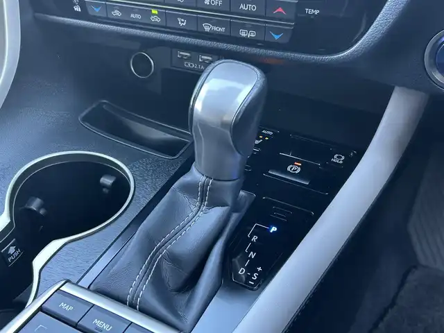 レクサス ＲＸ 450h ブラックツアラー 群馬県 2022(令4)年 2.6万km グラファイトブラックガラスフレーク 純正メモリーナビ/（AM/FM/DISC/USB/Bluetooth/フルセグTV）/Lexus Safty System+/・プリクラッシュセーフティ/・レーンキープアシスト/・赤信号注意喚起/・信号待ち発進準備案内/・緊急車両存在通知/・一時停止注意喚起/・前方停止車両存在案内/・わき道車両存在案内/・追従クルコン/・クリアランスソナー/・ブラインドスポットモニター/パノラミックビューモニター/ヘッドアップディスプレイ/サンルーフ/LEDヘッドライト/オートハイビーム/オートライト/フォグランプ/リアサンシェード/100V電源/前後ドラレコ/電子パーキングブレーキ/オートホールド/パドルシフト/チルトテレスコピックステアリング/ステアリングヒーター/オートワイパー/専用フロントロアバンパー/専用ブラック本木目インテリアパネル/専用ブラックウッドコンビステアリング/専用ブラックスパッタリングアルミホイール/セミアニリン本革シート/D＋N席メモリー機能付きパワーシート/純正自動防眩ミラー/純正フロアマット/TVキャンセラー/取扱説明書/記録簿/保証書/スペアキー/カードキー