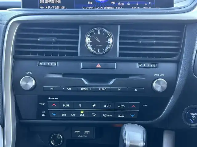 レクサス ＲＸ 450h ブラックツアラー 群馬県 2022(令4)年 2.6万km グラファイトブラックガラスフレーク 純正メモリーナビ/（AM/FM/DISC/USB/Bluetooth/フルセグTV）/Lexus Safty System+/・プリクラッシュセーフティ/・レーンキープアシスト/・赤信号注意喚起/・信号待ち発進準備案内/・緊急車両存在通知/・一時停止注意喚起/・前方停止車両存在案内/・わき道車両存在案内/・追従クルコン/・クリアランスソナー/・ブラインドスポットモニター/パノラミックビューモニター/ヘッドアップディスプレイ/サンルーフ/LEDヘッドライト/オートハイビーム/オートライト/フォグランプ/リアサンシェード/100V電源/前後ドラレコ/電子パーキングブレーキ/オートホールド/パドルシフト/チルトテレスコピックステアリング/ステアリングヒーター/オートワイパー/専用フロントロアバンパー/専用ブラック本木目インテリアパネル/専用ブラックウッドコンビステアリング/専用ブラックスパッタリングアルミホイール/セミアニリン本革シート/D＋N席メモリー機能付きパワーシート/純正自動防眩ミラー/純正フロアマット/TVキャンセラー/取扱説明書/記録簿/保証書/スペアキー/カードキー