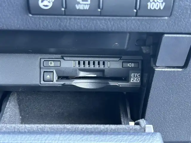 レクサス ＲＸ 450h ブラックツアラー 群馬県 2022(令4)年 2.6万km グラファイトブラックガラスフレーク 純正メモリーナビ/（AM/FM/DISC/USB/Bluetooth/フルセグTV）/Lexus Safty System+/・プリクラッシュセーフティ/・レーンキープアシスト/・赤信号注意喚起/・信号待ち発進準備案内/・緊急車両存在通知/・一時停止注意喚起/・前方停止車両存在案内/・わき道車両存在案内/・追従クルコン/・クリアランスソナー/・ブラインドスポットモニター/パノラミックビューモニター/ヘッドアップディスプレイ/サンルーフ/LEDヘッドライト/オートハイビーム/オートライト/フォグランプ/リアサンシェード/100V電源/前後ドラレコ/電子パーキングブレーキ/オートホールド/パドルシフト/チルトテレスコピックステアリング/ステアリングヒーター/オートワイパー/専用フロントロアバンパー/専用ブラック本木目インテリアパネル/専用ブラックウッドコンビステアリング/専用ブラックスパッタリングアルミホイール/セミアニリン本革シート/D＋N席メモリー機能付きパワーシート/純正自動防眩ミラー/純正フロアマット/TVキャンセラー/取扱説明書/記録簿/保証書/スペアキー/カードキー