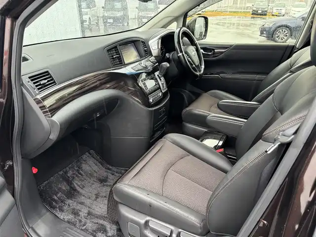 日産 エルグランド 250ハイウェイスターS 滋賀県 2018(平30)年 3.7万km インペリアルアンバーP 純正HDDナビ/(フルセグTV CD DVD Bluetooth)/純正フリップダウンモニター/アラウンドビューモニター/両側パワースライドドア/クルーズコントロール/革巻きステアリング/ステアリングリモコン/ハーフレザーシート/オットマン/プッシュスタート/スマートキー×２/純正フロアマット/電動格納ミラー/ウインカーミラー/ドアバイザー/AW付スタッドレスタイヤ積載