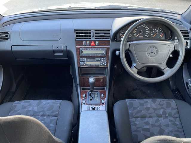 メルセデス・ベンツ Ｃ２００ 鳥取県 1998(平10)年 7.4万km ブリリアントシルバー ディーラー車/純正キーレスx2個/サンルーフ/クルーズコントロール/本木目インテリアパネル/純正カセットデッキ/純正CDチェンジャー/D席パワーシート/サイドエアバック/取説/R5/R3/H27/H21/H19記録簿