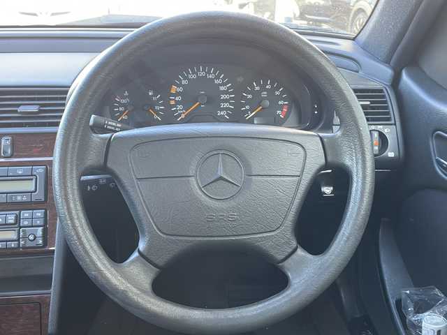 メルセデス・ベンツ Ｃ２００ 鳥取県 1998(平10)年 7.4万km ブリリアントシルバー ディーラー車/純正キーレスx2個/サンルーフ/クルーズコントロール/本木目インテリアパネル/純正カセットデッキ/純正CDチェンジャー/D席パワーシート/サイドエアバック/取説/R5/R3/H27/H21/H19記録簿