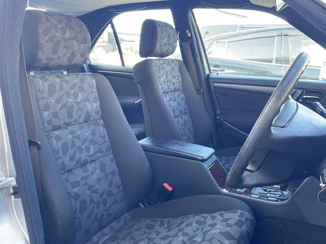 メルセデス・ベンツ Ｃ２００ 鳥取県 1998(平10)年 7.4万km ブリリアントシルバー ディーラー車/純正キーレスx2個/サンルーフ/クルーズコントロール/本木目インテリアパネル/純正カセットデッキ/純正CDチェンジャー/D席パワーシート/サイドエアバック/取説/R5/R3/H27/H21/H19記録簿