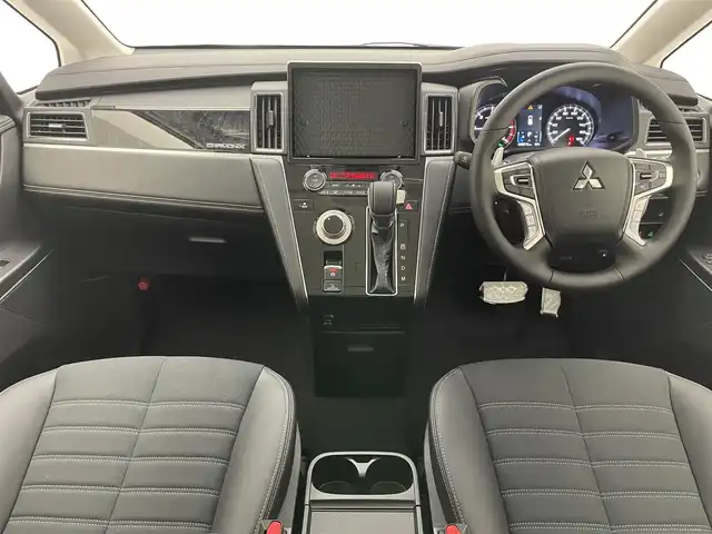 三菱 デリカＤ：５ シャモニー 愛知県 2025(令7)年 0.1千km グレーⅡ CHAMONIX (8人)　4WD　オリジナルナビ取付パッケージ＋リアモニター取付パッケージ(25/300)　ステップレス　（8人）/登録済未使用車　ナビ取付ＰＫＧ　リアモニター取付ＰＫＧ　パドルシフト　ＨＤＭＩ　両側パワスラ　衝突軽減　追従クルコン　ＢＳＭ　ＬＥＤオートライト　ＡＣ１００Ｖ電源　ハーフレザー　シートヒーター　フォグ