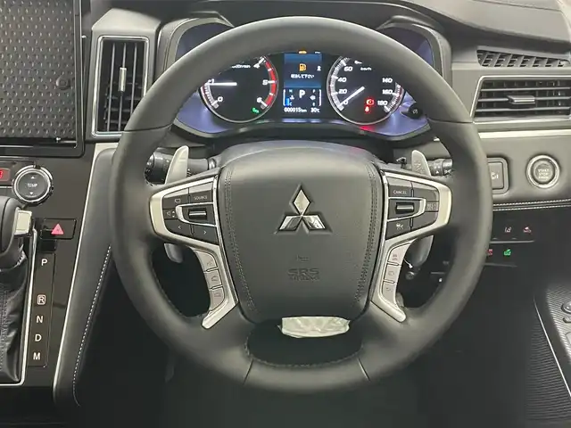 三菱 デリカＤ：５ シャモニー 愛知県 2025(令7)年 0.1千km グレーⅡ CHAMONIX (8人)　4WD　オリジナルナビ取付パッケージ＋リアモニター取付パッケージ(25/300)　ステップレス　（8人）/登録済未使用車　ナビ取付ＰＫＧ　リアモニター取付ＰＫＧ　パドルシフト　ＨＤＭＩ　両側パワスラ　衝突軽減　追従クルコン　ＢＳＭ　ＬＥＤオートライト　ＡＣ１００Ｖ電源　ハーフレザー　シートヒーター　フォグ