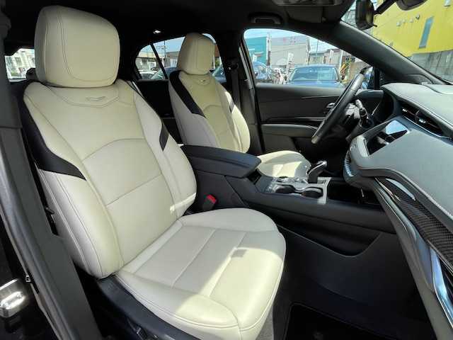 キャデラック ＸＴ４ スポーツ 青森県 2022(令4)年 2.5万km 黒 ワンオーナー/４WD/BOSEスピーカー/左ハンドル/純正ナビ/（Bt/USB/AM/FM）/AppleCarplay/AndroidAuto/シートベンチレーター/ステアリングヒーター/全方位カメラ/ETC/ヘッドアップディスプレイ/アクティブクルーズコントロール/パワーメモリシート/白革シート/シートヒーター/電動リアゲート/ハンズフリーテールゲート/衝突軽減ブレーキ/パーキングアシスト/アイドリングストップ/横滑り防止機能/ABS/コーナーセンサー/20インチ純正アルミホイール/オートエアコン/LEDライト/オートライト/エアバックW/サイド/パドルシフト/スマートキーX2/プッシュスタート/保証書/取扱説明書/点検記録簿　R５．R６