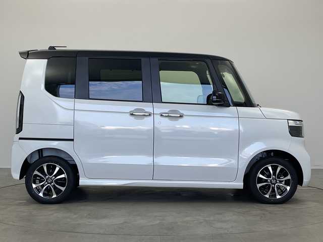 ホンダ Ｎ ＢＯＸ カスタム コーディネートスタイル 新潟県 2025(令7)年 0.1千km パールⅡ 4WD/9インチ純正メモリナビ【LXU-242NBi】/フルセグTV/Bluetooth/AppleCarPlay/AndroidAuto/ホンダセンシング/・衝突被害軽減ブレーキ/・先行車発進お知らせ機能/・歩行者事故低減ステアリング/・路外逸脱抑制機能/・標識認識機能/・渋滞追従機能付アダプティブクルーズコントロール/・車線維持支援システム/・誤発進抑制機能/・後方誤発進抑制機能/・近距離衝突軽減ブレーキ/・急アクセル抑制機能/・パーキングセンサーシステム/・オートハイビーム/両側パワースライドドア/ハーフレザーシート/前席シートヒーター/バックモニター/レザーステアリング/ステアリングスイッチ/禁煙車