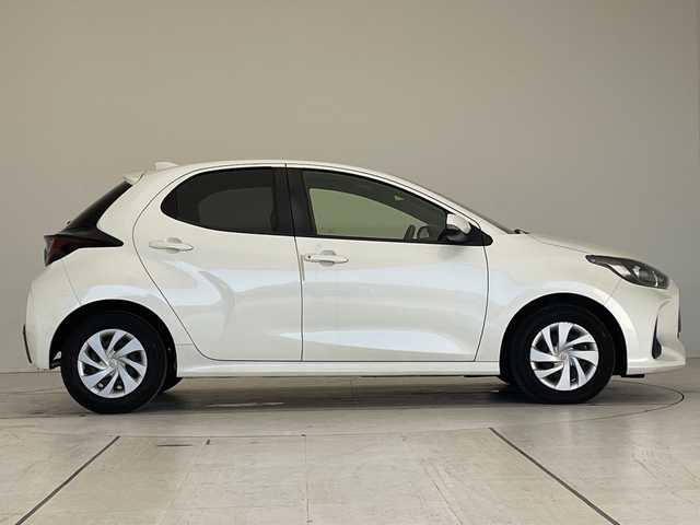 トヨタ ヤリス ハイブリッド X 愛知県 2021(令3)年 5.6万km ホワイトパールクリスタルシャイン 純正ディズプレイオーディオ　ナビ機能なし/レーダークルーズコントロール/バックカメラ/LEDヘッドライト/ETC/衝突軽減システム/Bluetooth/純正フロアマット/横滑り防止装置/オートエアコン/オートライト/ステアリングスイッチ