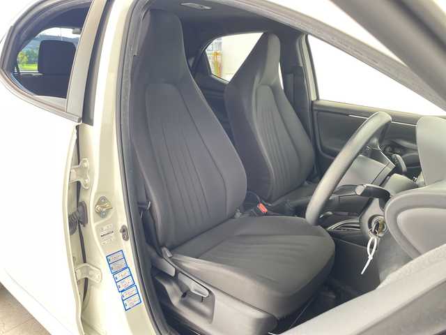 トヨタ ヤリス ハイブリッド X 愛知県 2021(令3)年 5.6万km ホワイトパールクリスタルシャイン 純正ディズプレイオーディオ　ナビ機能なし/レーダークルーズコントロール/バックカメラ/LEDヘッドライト/ETC/衝突軽減システム/Bluetooth/純正フロアマット/横滑り防止装置/オートエアコン/オートライト/ステアリングスイッチ