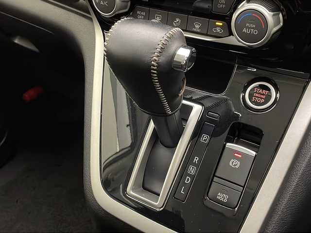 日産 セレナ ハイウェイスター Vセレクション 宮崎県 2018(平30)年 4.5万km ブリリアントホワイトパール プロパイロット/エマ―ジェンシーブレーキ/LDW（車線逸脱警報）/LDP（車線逸脱防止支援）/標識検知/クリアランスソナー/オートマチックハイビーム/ふらつき警報/インテリジェントルームミラー/インテリジェントパーキングアシスト/純正9インチSDナビ/フルセグTV/CD/DVD/Bluetooth/Blu-ray/アラウンドビューモニター/純正後席フリップダウンモニター/両側パワースライドドア/ハンズフリーオートスライドドア/LEDヘッドライト/ビルトインETC/純正16インチAW/アイドリングストップ/純正ナビ一体型ドライブレコーダー/スマートキー×2/保証書/取扱説明書/ナビ取扱説明書